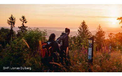 Junges Paar unterwegs auf dem Fernwanderweg Sauerland Höhenflug