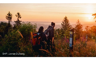 Junges Paar unterwegs auf dem Fernwanderweg Sauerland Höhenflug