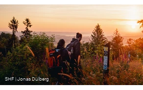 Junges Paar unterwegs auf dem Fernwanderweg Sauerland Höhenflug