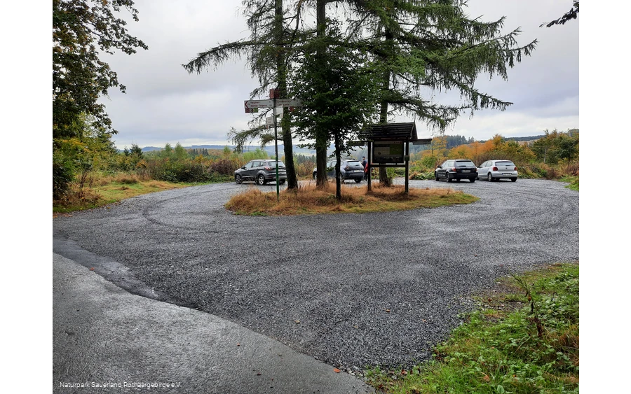 Unweit der Ederquelle befindet sich der gleichnamige Parkplatz