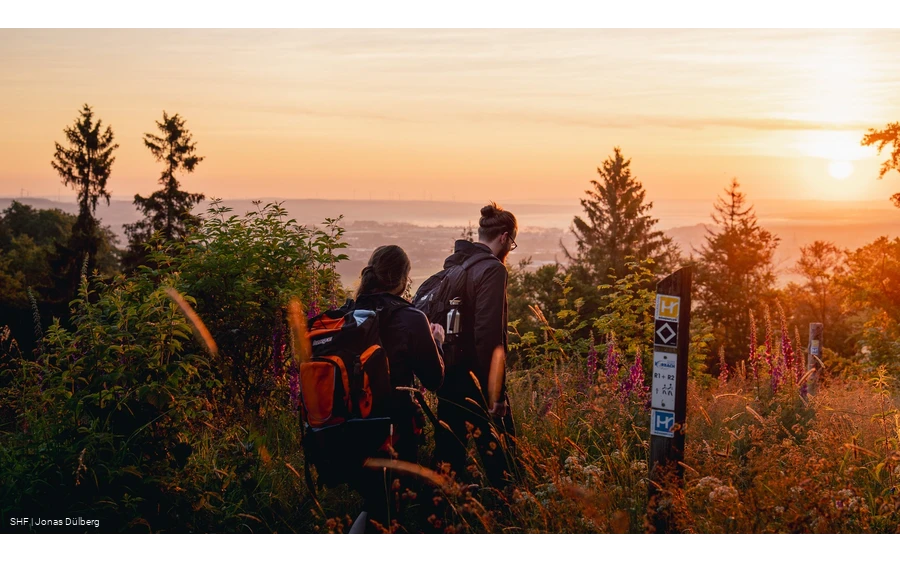 Junges Paar unterwegs auf dem Fernwanderweg Sauerland Höhenflug