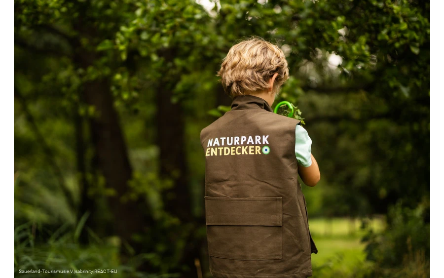 Kind mit NP Weste Kind mit NP Weste