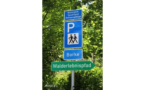 Verkehrszeichen zum Wanderparkplatz Borke