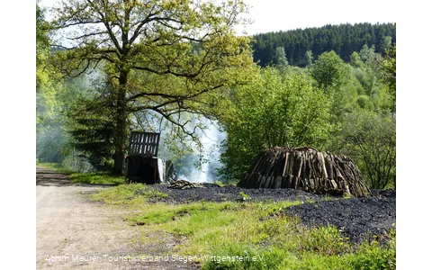 Köhlerpfad_Blick auf brennenden Kohlenmeiler