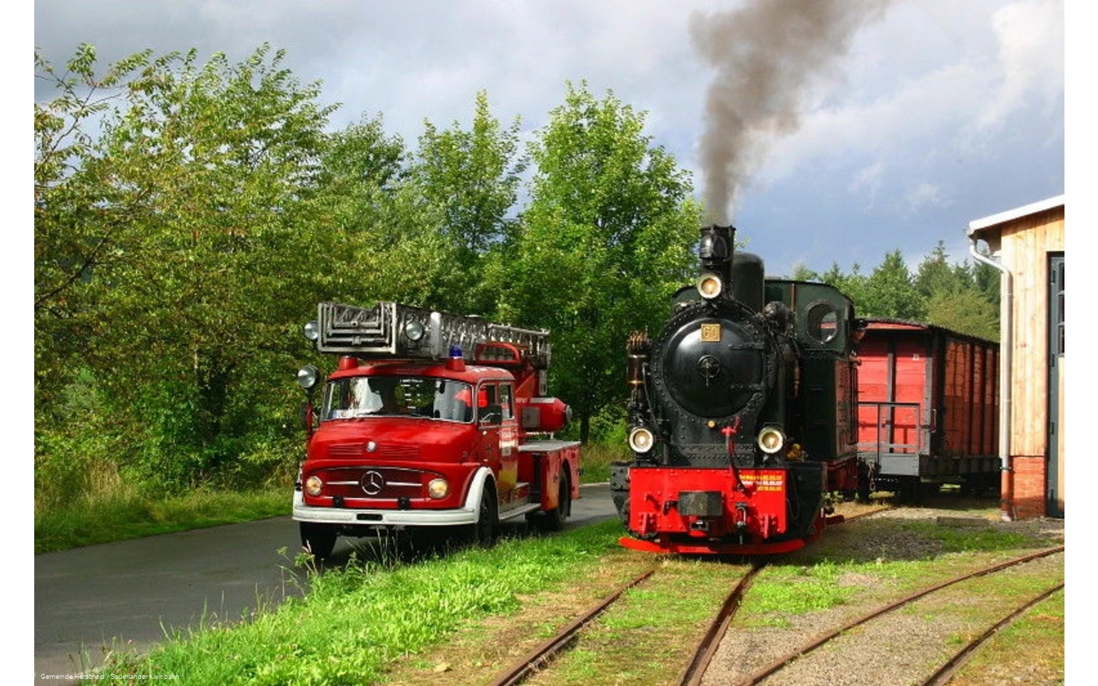 Hist. Feuerwehrfahrzeuge am Bahnhof der Sauerlände