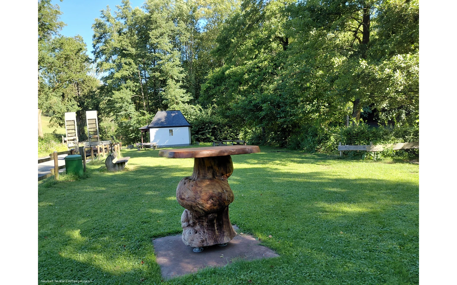 Besonderer Stehtisch und Kapelle.jpg