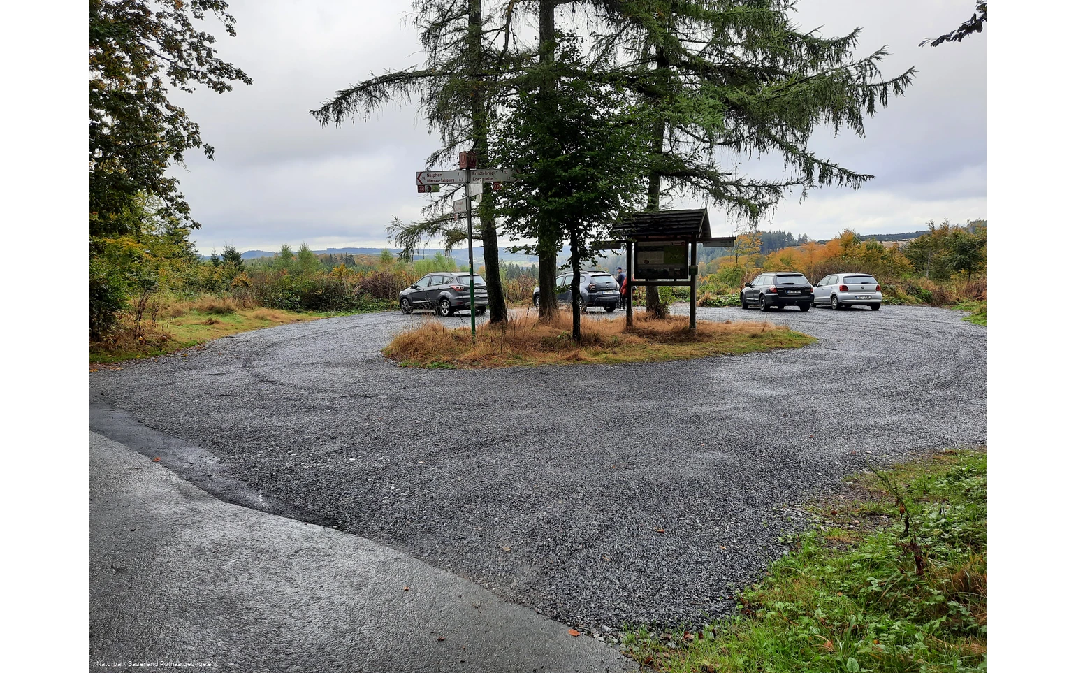 Unweit der Ederquelle befindet sich der gleichnamige Parkplatz