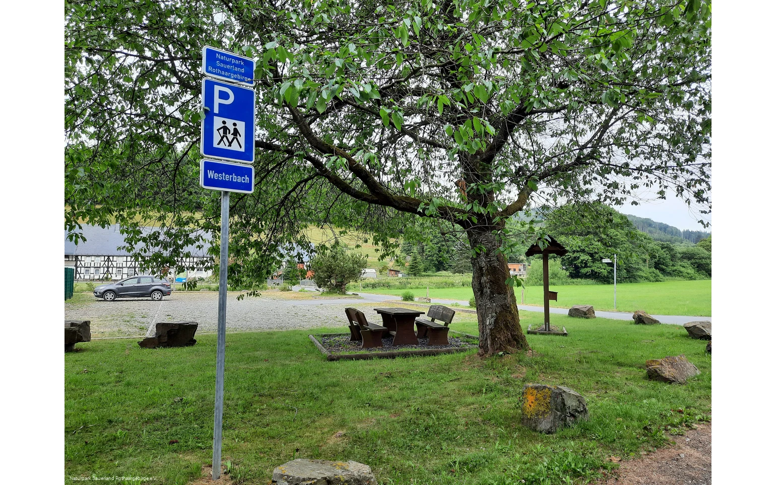 Großer Parkplatz direkt am Sportplatz