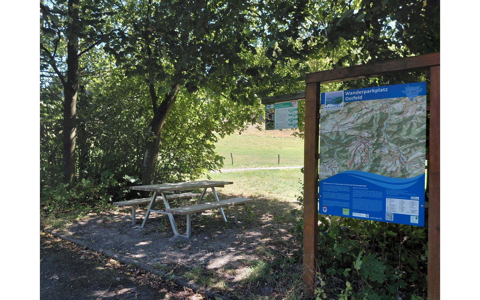 Infotafel und Ruhebank