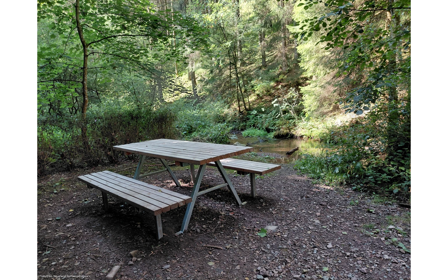 Ruhemöbel am Waldbach