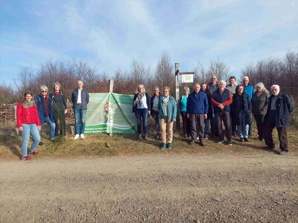 Die Teilnehmerinnen und Teilnehmer des Seminares zum Klimabotschafter vor der Projektfläche.
