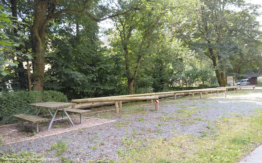 Parkfläche und Sitzmöbel