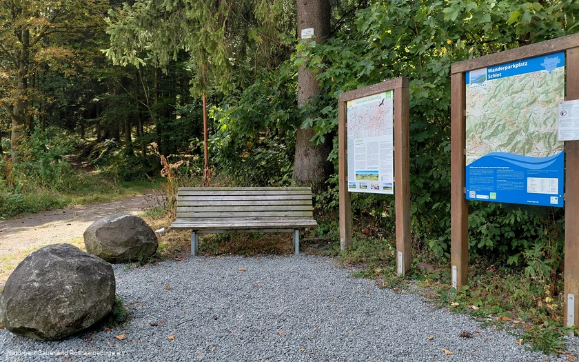 Infoschilder und Ruhebank