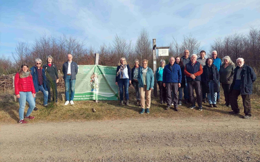 Die Teilnehmerinnen und Teilnehmer des Seminares zum Klimabotschafter vor der Projektfläche.