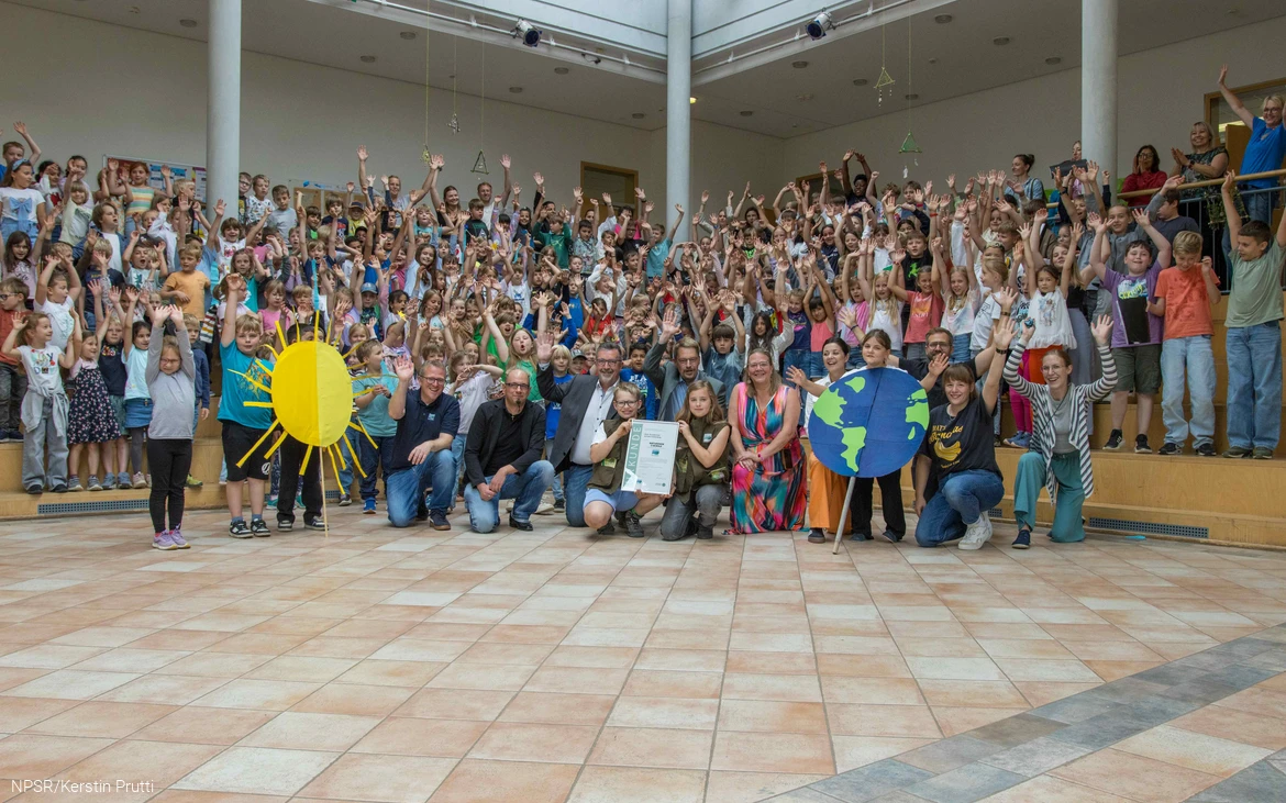 Großer Jubel bei allen Beteiligten bei der Zertifizierungsfeier der Gallenberggrundschule Olpe.