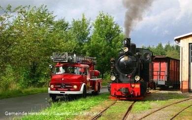 Hist. Feuerwehrfahrzeuge am Bahnhof der Sauerlände