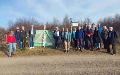 Die Teilnehmerinnen und Teilnehmer des Seminares zum Klimabotschafter vor der Projektfläche.