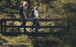 Ein Paar läuft über einen Steg