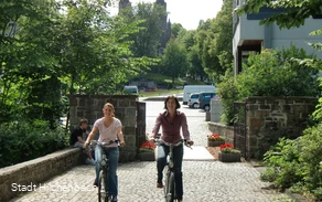Radfahrerinnen am historischen Marktplatz Hilchenbach