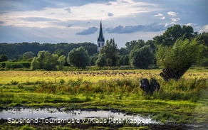 Landschaft mit Kirchturm