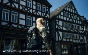 Wanderin in der Altstadt von Dillenburg