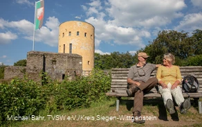 Ginsburg_Ehepaar ruht auf einer Bank