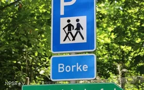 Verkehrszeichen zum Wanderparkplatz Borke