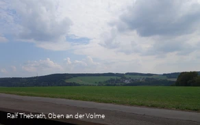 Aussicht von einer Ruhebank am Wegesrand