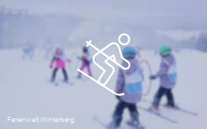 Ein verschwommenes Bild von Skischülern beim üben und ein Strichmännchen beim Skifahren im Vordergrund. Dieses Bild dient als Symbolbild für Skischulen.