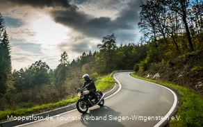 Motorradfahrer auf dem Burgen & Schlösser Roadtrip