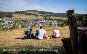 Paar mit Kleinkind, Picknick