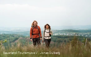 Ein Wanderpaar an der Nordhelle Ein Wanderpaar an der Nordhelle