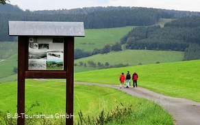 Infotafel mit Wanderern Infotafel mit Wanderern