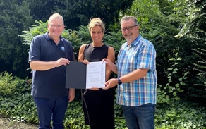 Freuen sich über den Förderbescheid für ihr Projekt „Entdeckerorte – Naturerleben für die Jüngsten“ (v.r.n.l.): Vorsitzender Bernd Fuhrmann, Ministerin Mona Neubaur, Geschäftsführer Detlef Lins