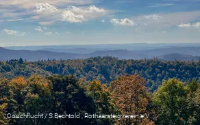 Aussicht von der Ginsburg über die herbstliche Landschaft am Rothaarsteig