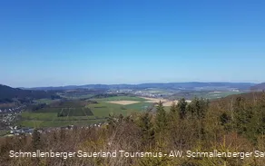 Aussichtspunkt Siebentanne mit weiten Blicken ins Schmallenberger Sauerland.