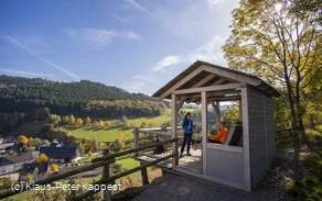 Häuschen mit Waldschaukel oberhalb von Niedersorpe auf der Rothaarsteig-Spur Sorper-Panoramapfad