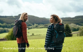 Ein Wanderpaar oberhalb von Sundern-Hagen