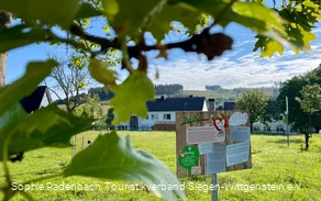 Die Schilder heißen dich auf den Spielplätzen willkommen!
