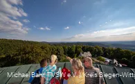 Familie schaut vom Turm der Ginsburg