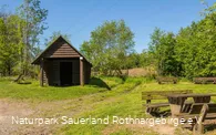 Bänke und Schutzhütte