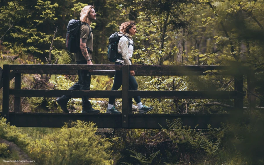 Ein Paar läuft über einen Steg