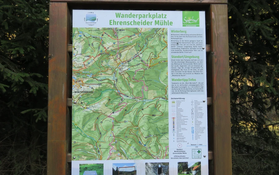 Informationstafel mit einer Wanderkarte.