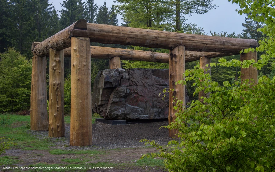 Skulptur: Stein-Zeit-Mensch