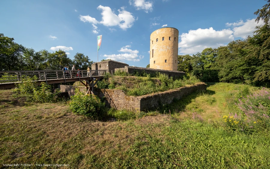 Ginsburg mit Burgmauer Ginsburg mit Burgmauer