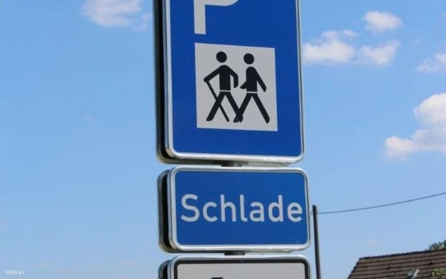 Verkehrszeichen zum Wanderparkplatz Schlade Verkehrszeichen zum Wanderparkplatz Schlade