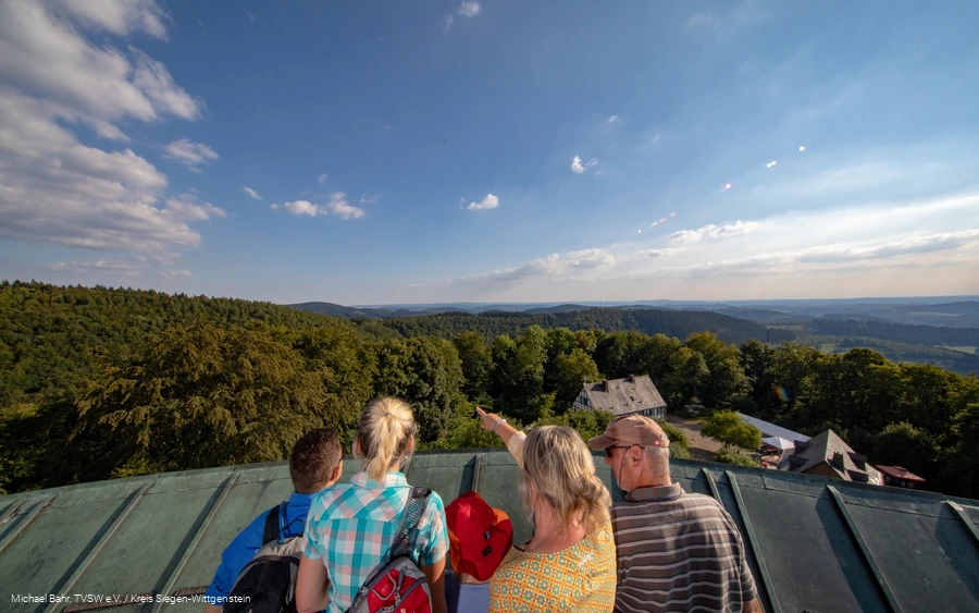 Familie schaut vom Turm der Ginsburg Familie schaut vom Turm der Ginsburg
