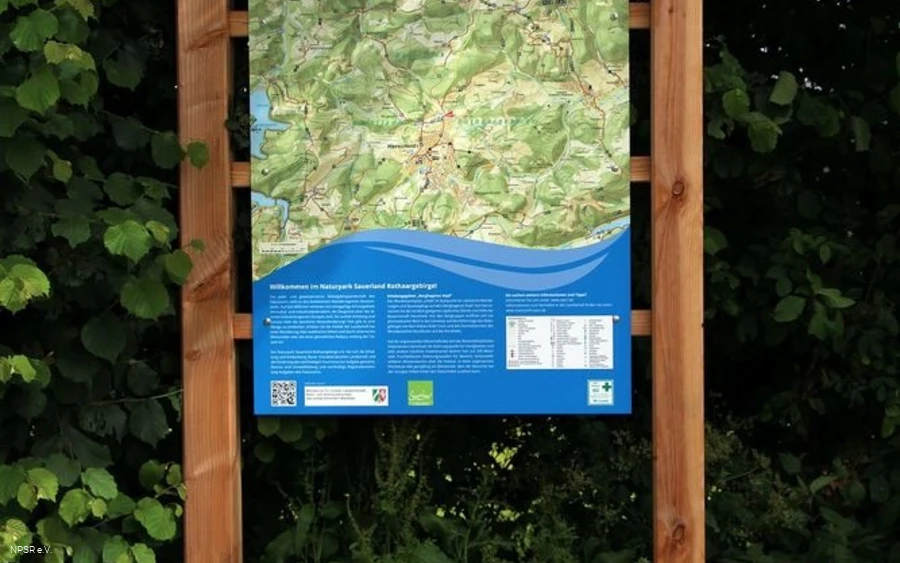 Informationstafel zum Wanderwegenetz vor Ort