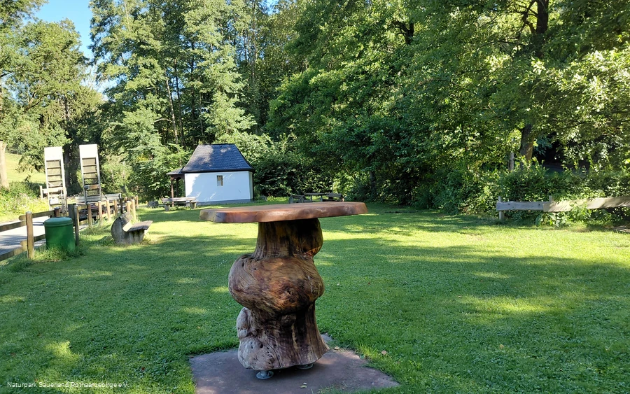Besonderer Stehtisch und Kapelle.jpg