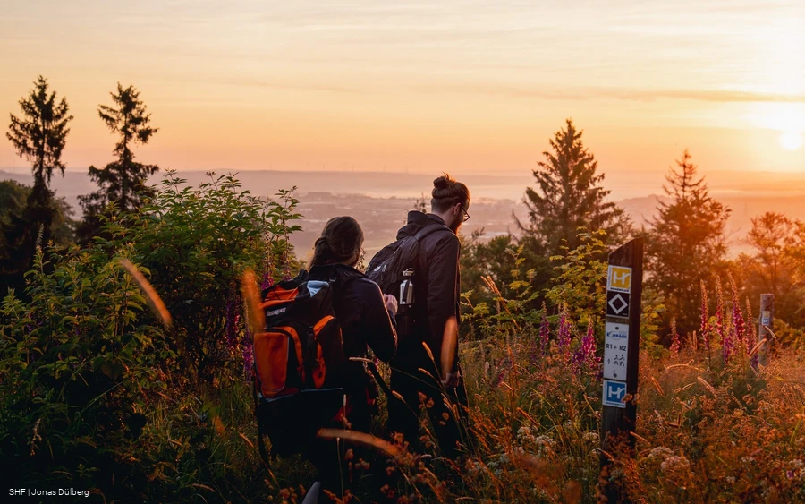 Junges Paar unterwegs auf dem Fernwanderweg Sauerland Höhenflug